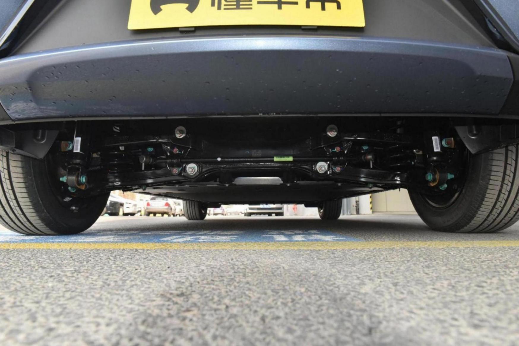 升級獨立后懸,新增302km續航,9.98萬起售,海豚榮耀版來了