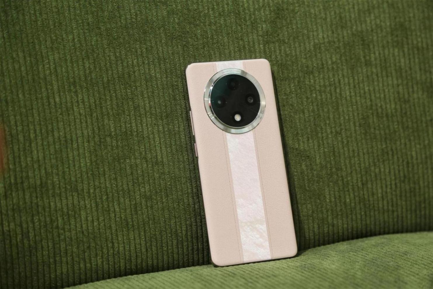 “耐用戰(zhàn)神”有多強(qiáng)?OPPO A3 Pro上手體驗(yàn),泡水半小時(shí)完好無損