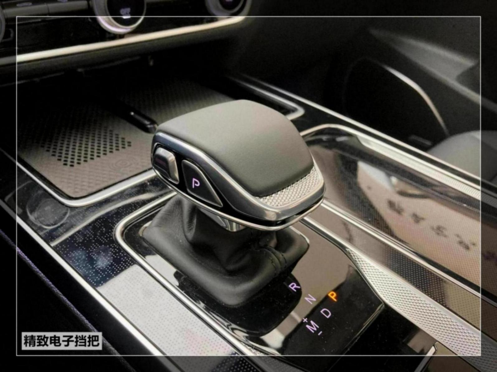20萬級的中型SUV,動力不輸合資車,體驗紅旗HS5