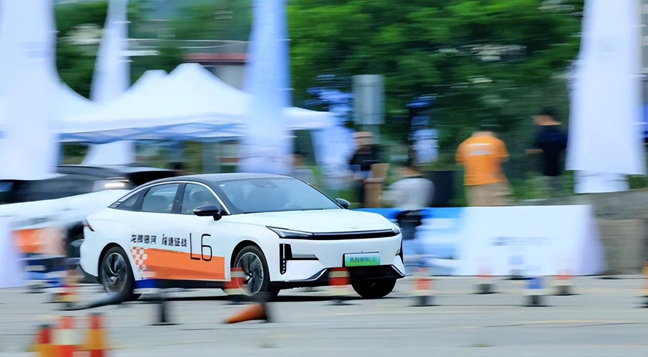 誰說家用車玩不起來?吉利銀河L6、L7龍騰版場地試駕體驗