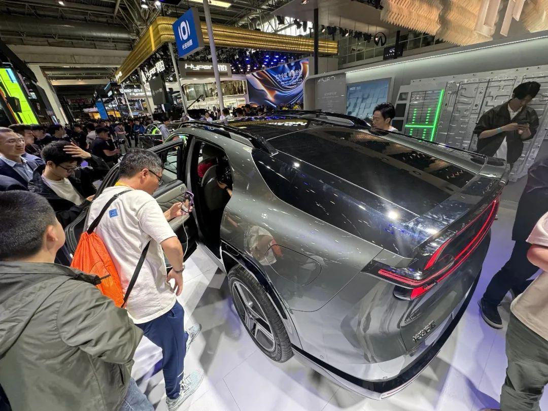 “可變”的生活方式 車展實(shí)拍長(zhǎng)安啟源E07