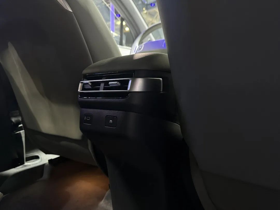 “可變”的生活方式 車展實(shí)拍長(zhǎng)安啟源E07