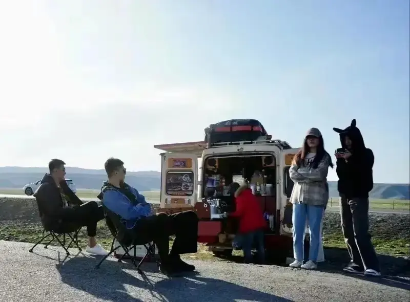 沈梓捷新疆自駕游,陪同女友,李慕豪也來了,或是投奔恩師邱彪?