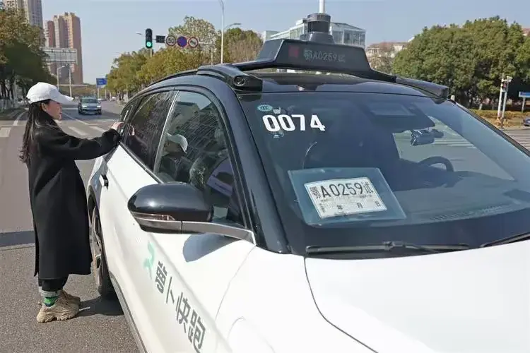 1000輛無人駕駛蘿卜快跑在武漢滿大街轉了,費用是出租車一半不到