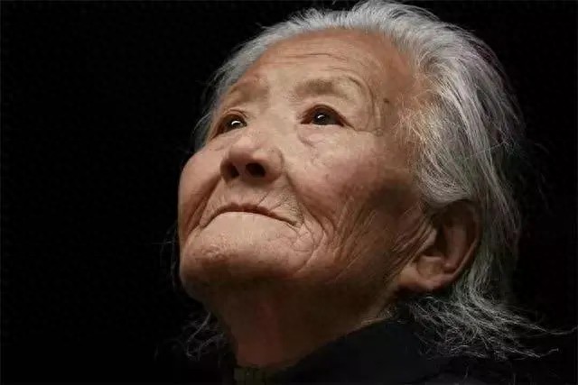 珍惜當下,常回家看看:父母的愛是我們人生的港灣;父母老去后的敏感和脆弱,刺痛著我們的心