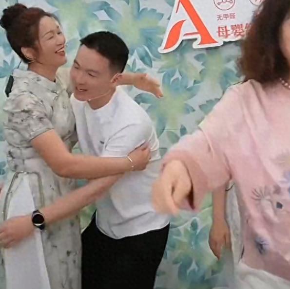 謝浩男媽媽直播帶貨銷售額超1億,賬號一夜漲粉50萬