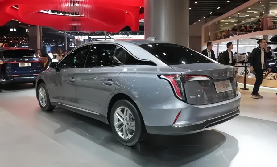 2025上海車展:紅旗新款E-QM5首發(fā),續(xù)航升級(jí)預(yù)售價(jià)可期