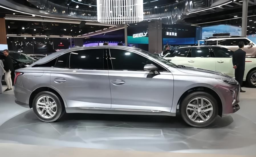 2025上海車展:紅旗新款E-QM5首發(fā),續(xù)航升級(jí)預(yù)售價(jià)可期